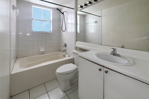 Condominio en venta en Miramar, Florida, 1 dormitorio, 67.82 m2 № 2034479 - foto 17