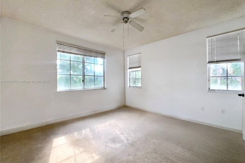 Condominio en venta en Miramar, Florida, 1 dormitorio, 67.82 m2 № 2034479 - foto 15