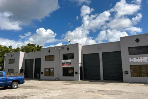Commercial property in Hialeah, Florida № 2240354