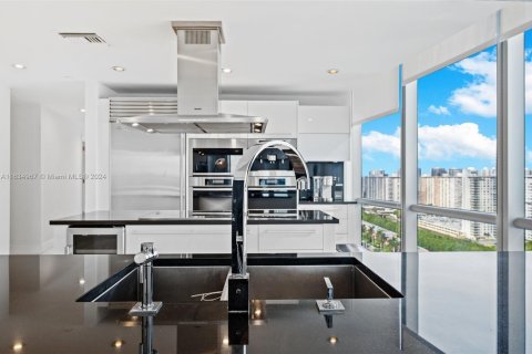 Condo in Sunny Isles Beach, Florida, 3 bedrooms  № 1667730 - photo 4