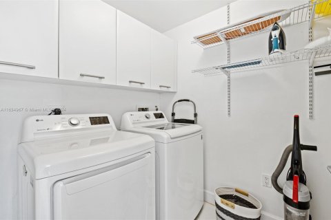 Condo in Sunny Isles Beach, Florida, 3 bedrooms  № 1667730 - photo 24