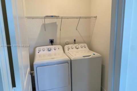 House in Miramar, Florida 4 bedrooms, 251.21 sq.m. № 1997400 - photo 27