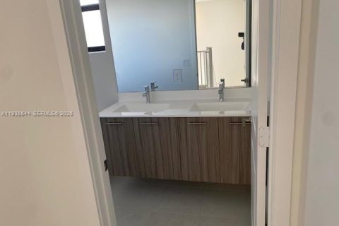 House in Miramar, Florida 4 bedrooms, 251.21 sq.m. № 1997400 - photo 22