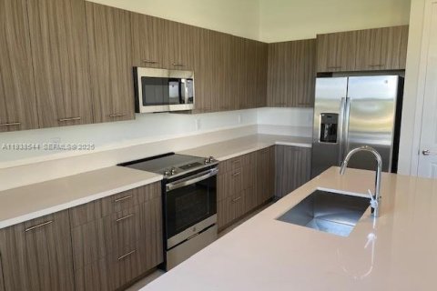 House in Miramar, Florida 4 bedrooms, 251.21 sq.m. № 1997400 - photo 4