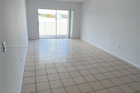 Apartment in Hialeah, Florida 2 bedrooms, 92.9 sq.m. № 2060438 - photo 3