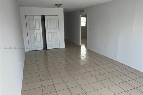 Apartment in Hialeah, Florida 2 bedrooms, 92.9 sq.m. № 2060438 - photo 7