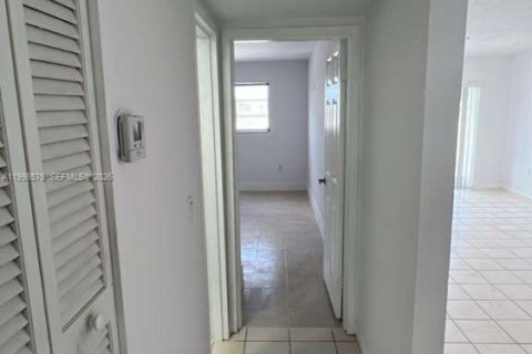 Apartment in Hialeah, Florida 2 bedrooms, 92.9 sq.m. № 2060438 - photo 14