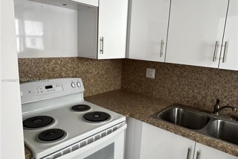 Apartment in Hialeah, Florida 2 bedrooms, 92.9 sq.m. № 2060438 - photo 2