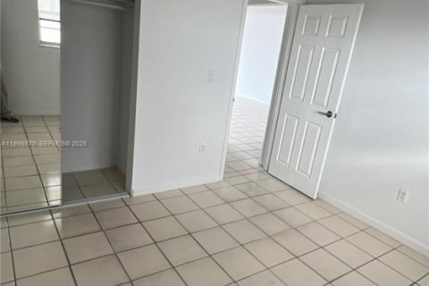 Apartment in Hialeah, Florida 2 bedrooms, 92.9 sq.m. № 2060438 - photo 12