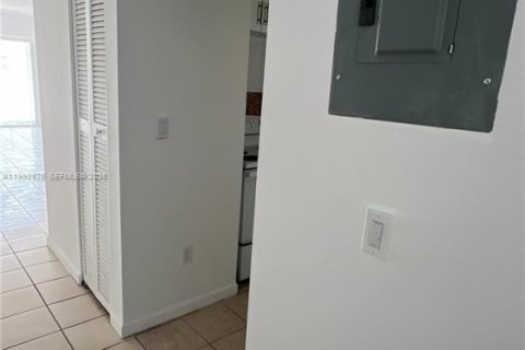 Apartment in Hialeah, Florida 2 bedrooms, 92.9 sq.m. № 2060438 - photo 4
