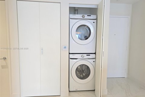 Condominio en alquiler en Miami, Florida, 1 dormitorio, 95.5 m2 № 2071951 - foto 24