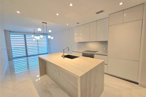 Condominio en alquiler en Miami, Florida, 1 dormitorio, 95.5 m2 № 2071951 - foto 7