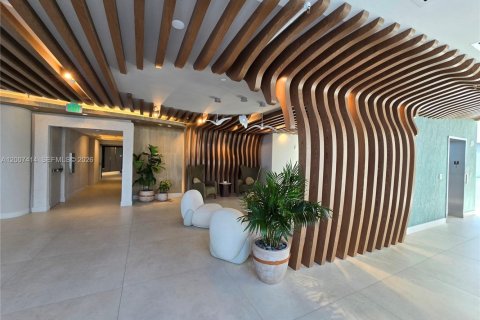 Condominio en alquiler en Miami, Florida, 1 dormitorio, 95.5 m2 № 2071951 - foto 4