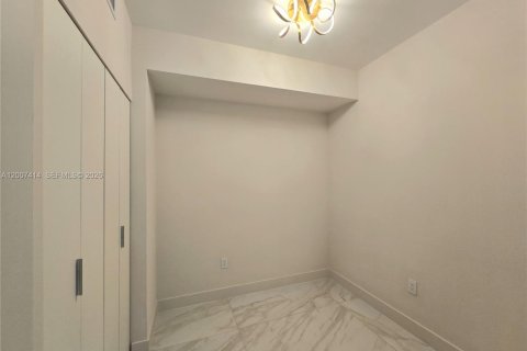 Condominio en alquiler en Miami, Florida, 1 dormitorio, 95.5 m2 № 2071951 - foto 19