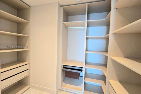 Condominio en alquiler en Miami, Florida, 1 dormitorio, 95.5 m2 № 2071951 - foto 30