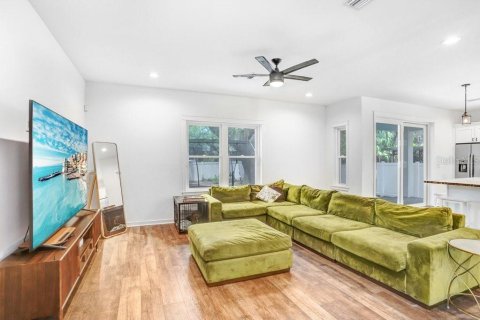 House in Tampa, Florida 4 bedrooms, 210.42 sq.m. № 2157126 - photo 10