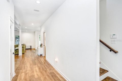 House in Tampa, Florida 4 bedrooms, 210.42 sq.m. № 2157126 - photo 5