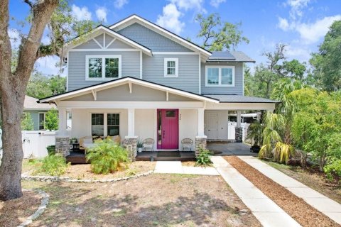 House in Tampa, Florida 4 bedrooms, 210.42 sq.m. № 2157126