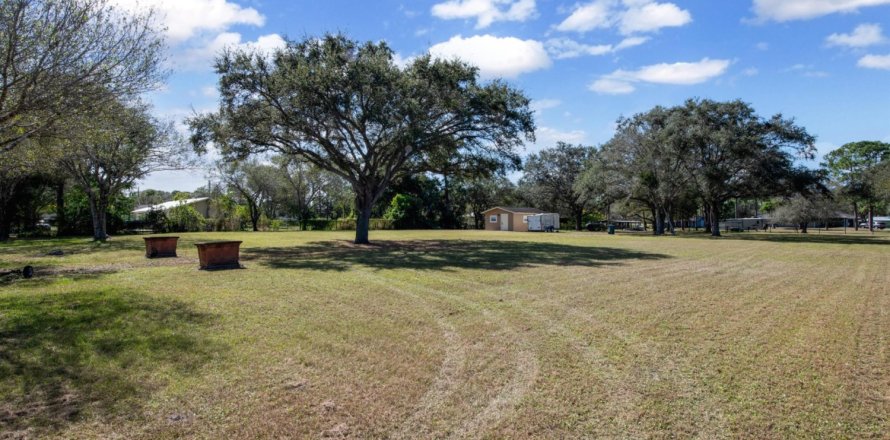 Land in Fort Pierce, Florida № 830569