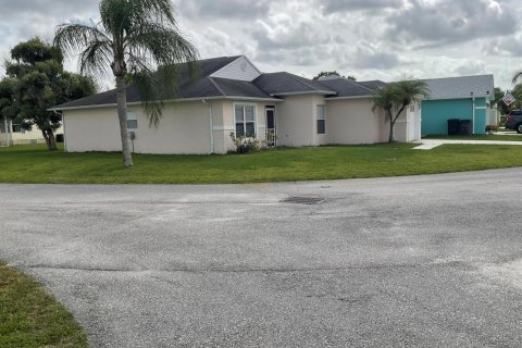 Villa ou maison à vendre à St. Lucie, Floride: 2 chambres, 131.92 m2 № 2245836 - photo 7