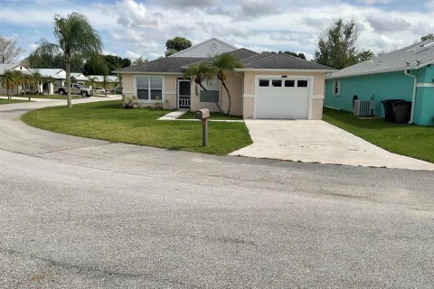 Villa ou maison à vendre à St. Lucie, Floride: 2 chambres, 131.92 m2 № 2245836 - photo 2