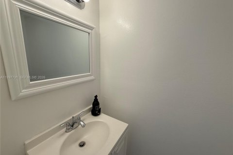 Townhouse in Lauderhill, Florida 2 bedrooms, 94.76 sq.m. № 1995432 - photo 9