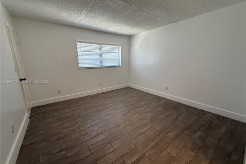 Townhouse in Lauderhill, Florida 2 bedrooms, 94.76 sq.m. № 1995432 - photo 3