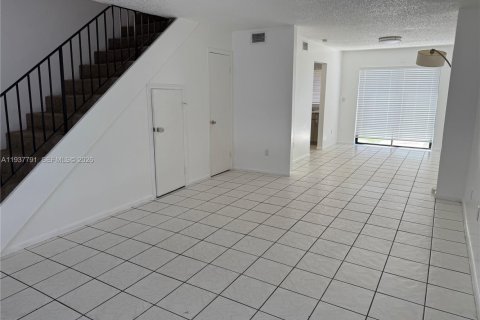 Townhouse in Lauderhill, Florida 2 bedrooms, 94.76 sq.m. № 1995432 - photo 10