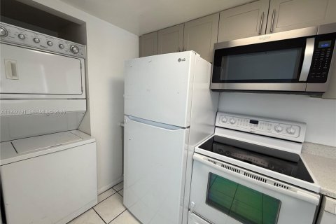 Townhouse in Lauderhill, Florida 2 bedrooms, 94.76 sq.m. № 1995432 - photo 2