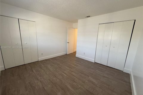 Townhouse in Lauderhill, Florida 2 bedrooms, 94.76 sq.m. № 1995432 - photo 8