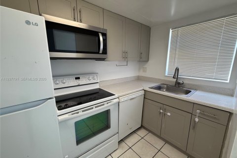 Townhouse in Lauderhill, Florida 2 bedrooms, 94.76 sq.m. № 1995432