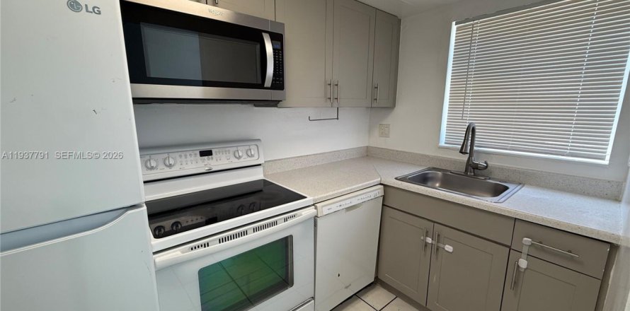 Townhouse in Lauderhill, Florida 2 bedrooms, 94.76 sq.m. № 1995432