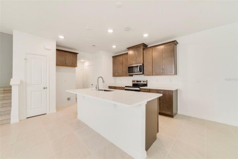 Townhouse in Oviedo, Florida 3 bedrooms, 165.74 sq.m. № 2390734 - photo 7