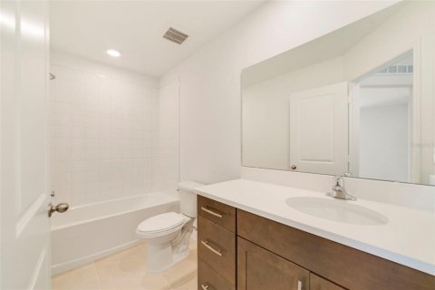Townhouse in Oviedo, Florida 3 bedrooms, 165.74 sq.m. № 2390734 - photo 17