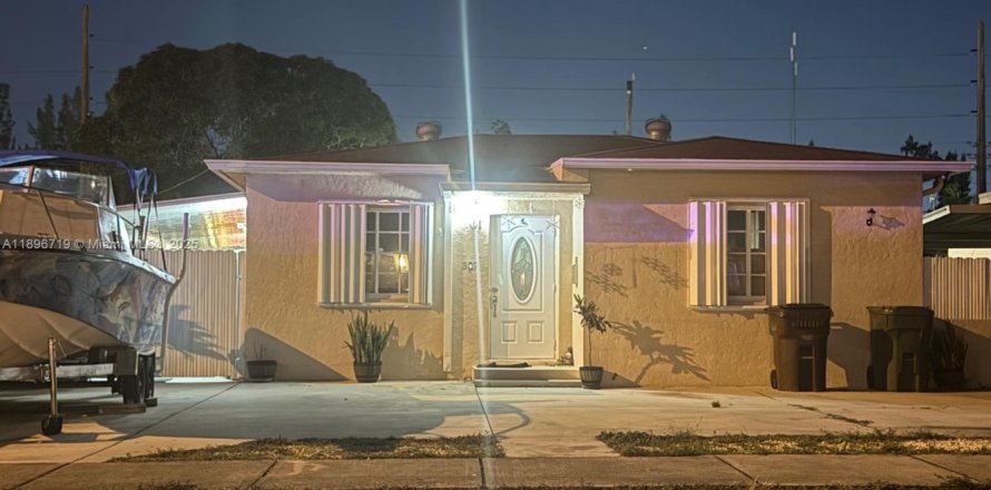 Дом в Хайалиа, Флорида 4 спальни, 72.09м2 № 1948370