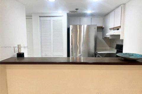 Condo in Miami, Florida, 1 bedroom  № 1985979 - photo 6