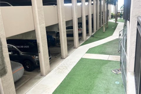 Condo in Miami, Florida, 1 bedroom  № 1985979 - photo 16