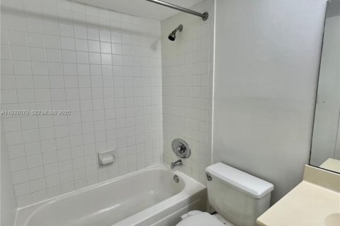Condo in Miami, Florida, 1 bedroom  № 1985979 - photo 23