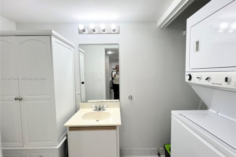 Condo in Miami, Florida, 1 bedroom  № 1985979 - photo 8