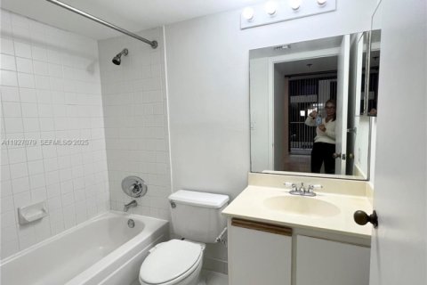 Condo in Miami, Florida, 1 bedroom  № 1985979 - photo 15