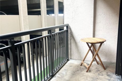Condo in Miami, Florida, 1 bedroom  № 1985979 - photo 3