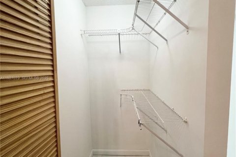 Condo in Miami, Florida, 1 bedroom  № 1985979 - photo 2