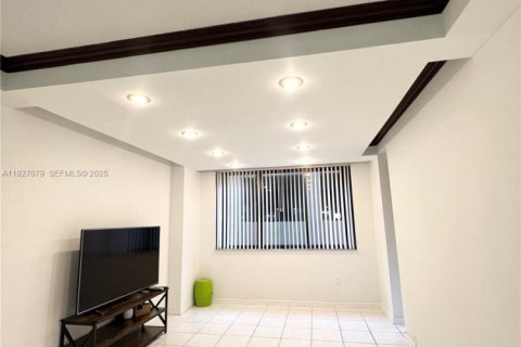 Condo in Miami, Florida, 1 bedroom  № 1985979 - photo 22