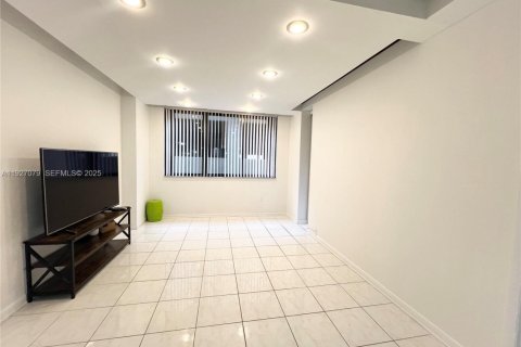 Condo in Miami, Florida, 1 bedroom  № 1985979 - photo 19