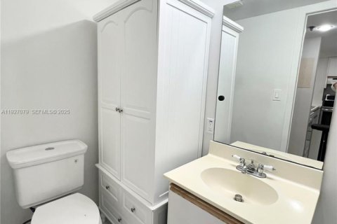 Condo in Miami, Florida, 1 bedroom  № 1985979 - photo 21