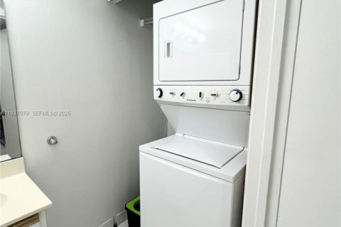 Condo in Miami, Florida, 1 bedroom  № 1985979 - photo 9