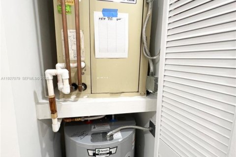 Condo in Miami, Florida, 1 bedroom  № 1985979 - photo 12