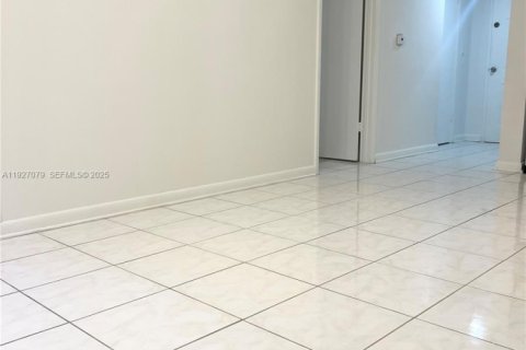 Condo in Miami, Florida, 1 bedroom  № 1985979 - photo 10