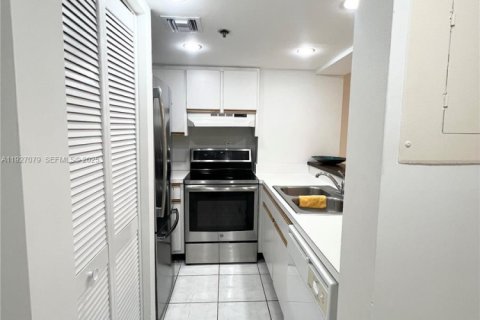 Condo in Miami, Florida, 1 bedroom  № 1985979 - photo 18