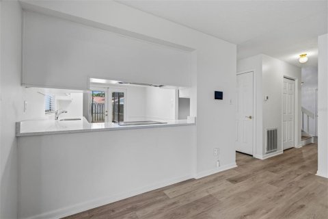 Villa ou maison à louer à Tampa, Floride: 4 chambres, 179.21 m2 № 2167748 - photo 5